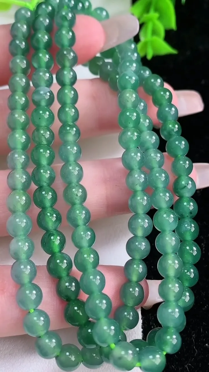 天然A货翡翠货蓝水圆珠项链，尺寸5.4-108颗，重:31.63g1月25日
工厂直销收藏佳品,种好水足，色泽均匀，有种有色，上手高大气！