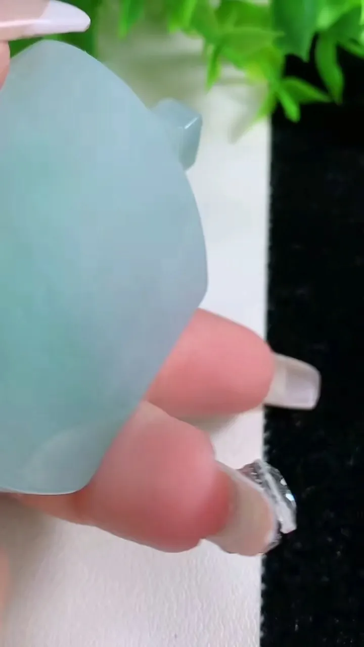 天然A货翡翠无事牌吊坠，尺寸51.8-40.5-5.4，重量:34.42g
1月25日