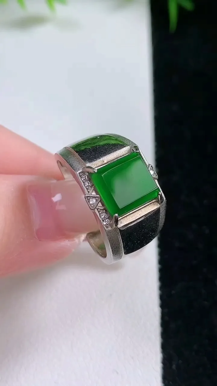 天然A货翡翠马鞍戒指，尺寸9.3-8-2.3，重:5.70g2026年1月25日
工厂直销收藏佳品,