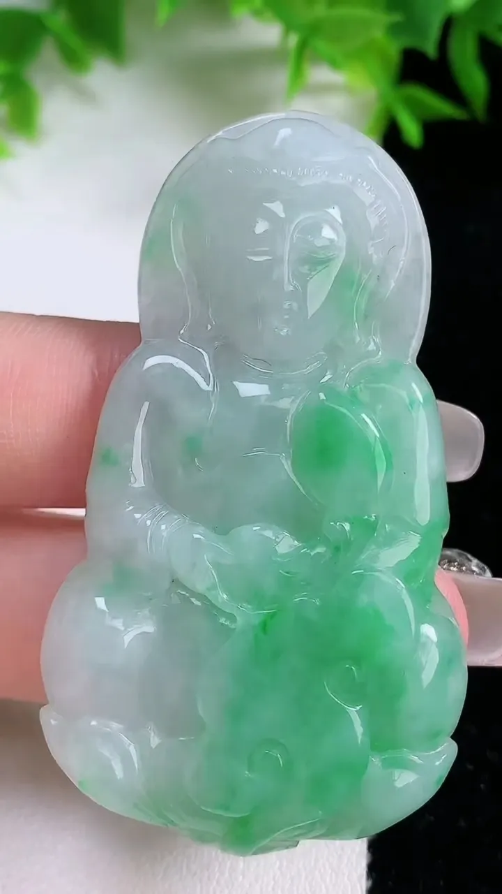 天然A货翡翠观音菩萨吊坠，尺寸58-33.2-5.8，重量:19.69g
1月25日