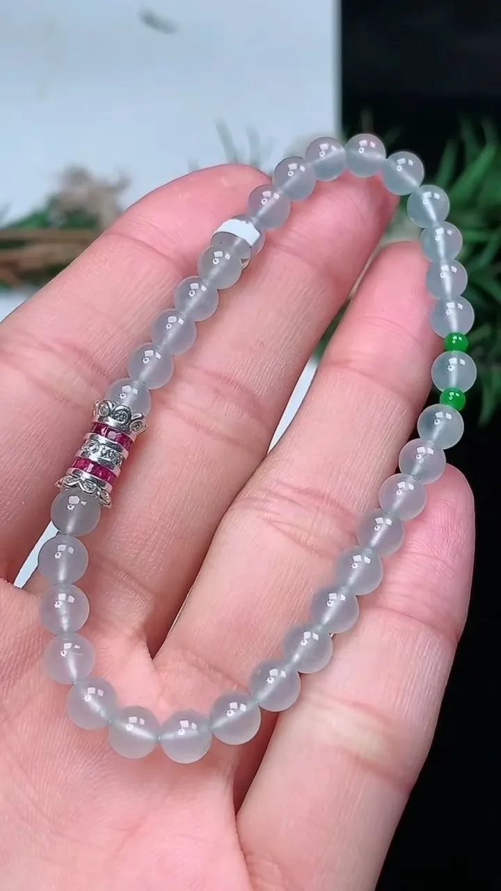 天然A货翡翠白冰圆珠手串，尺寸4.9-34颗，重量:8.10g1月25日
工厂直销收藏佳品,种好水足，色泽均匀，有种有色，上手高大气！