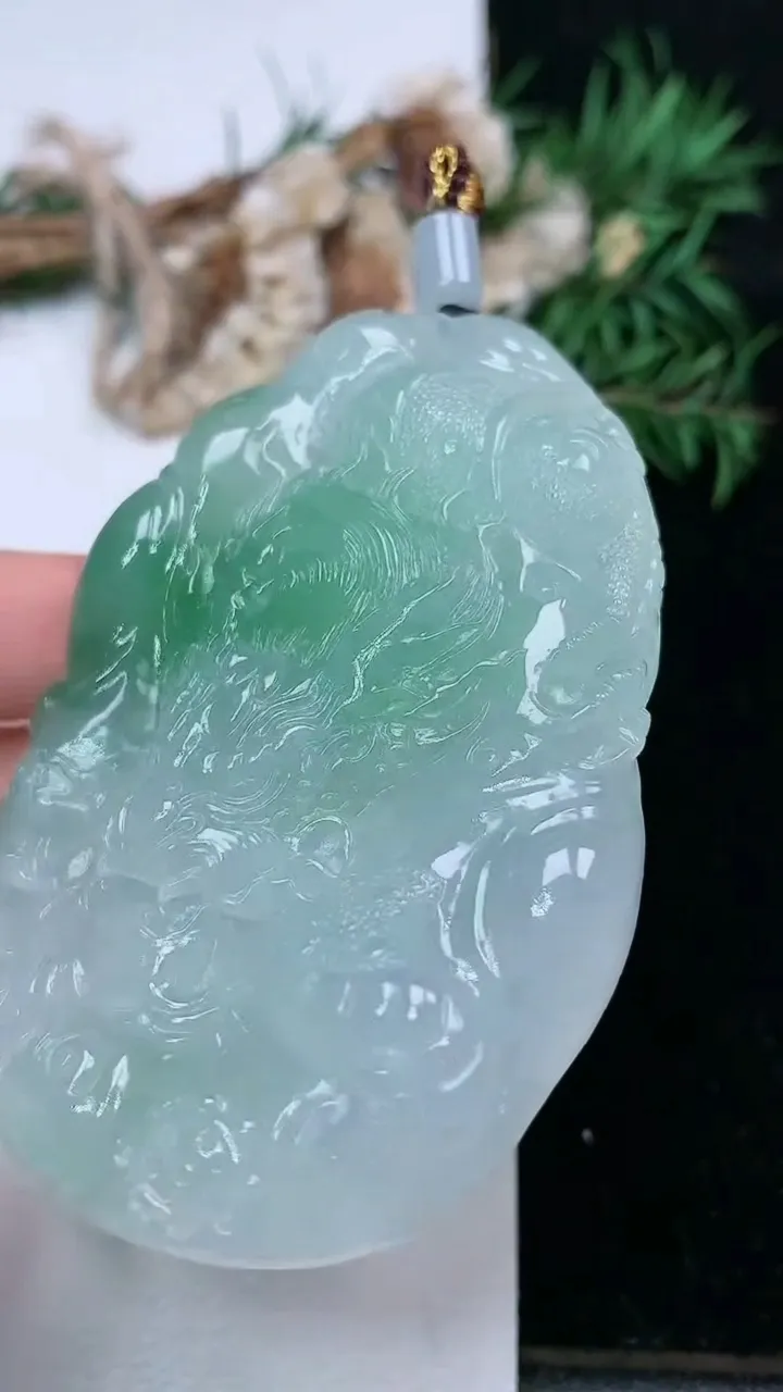 天然A货翡翠龙牌吊坠，尺寸73.9-48.2-10.6，重量:71.32g
1月25日