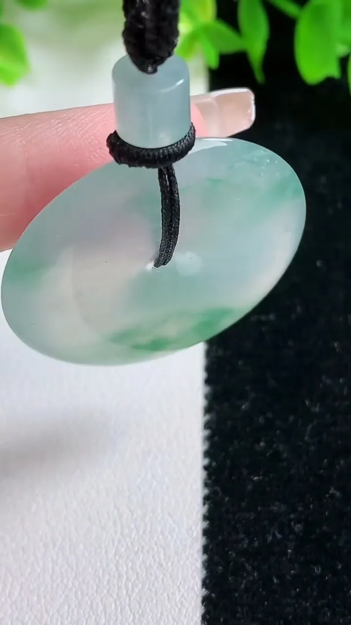 天然A货翡翠种飘花平安扣吊坠，尺寸34.3-6，重量:18.29g
1月25日