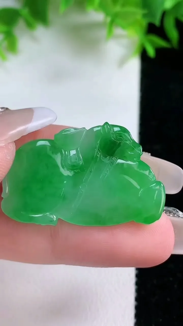 天然A货翡翠生肖马吊坠，尺寸19.8-33-3.2，重量:5.00g
1月25日