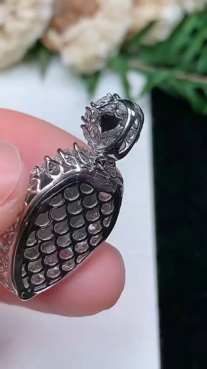 天然A货翡翠金枝玉叶 叶子吊坠，尺寸29-15.3-8.5，裸石15-9.8，重量:4.34g
1月25日