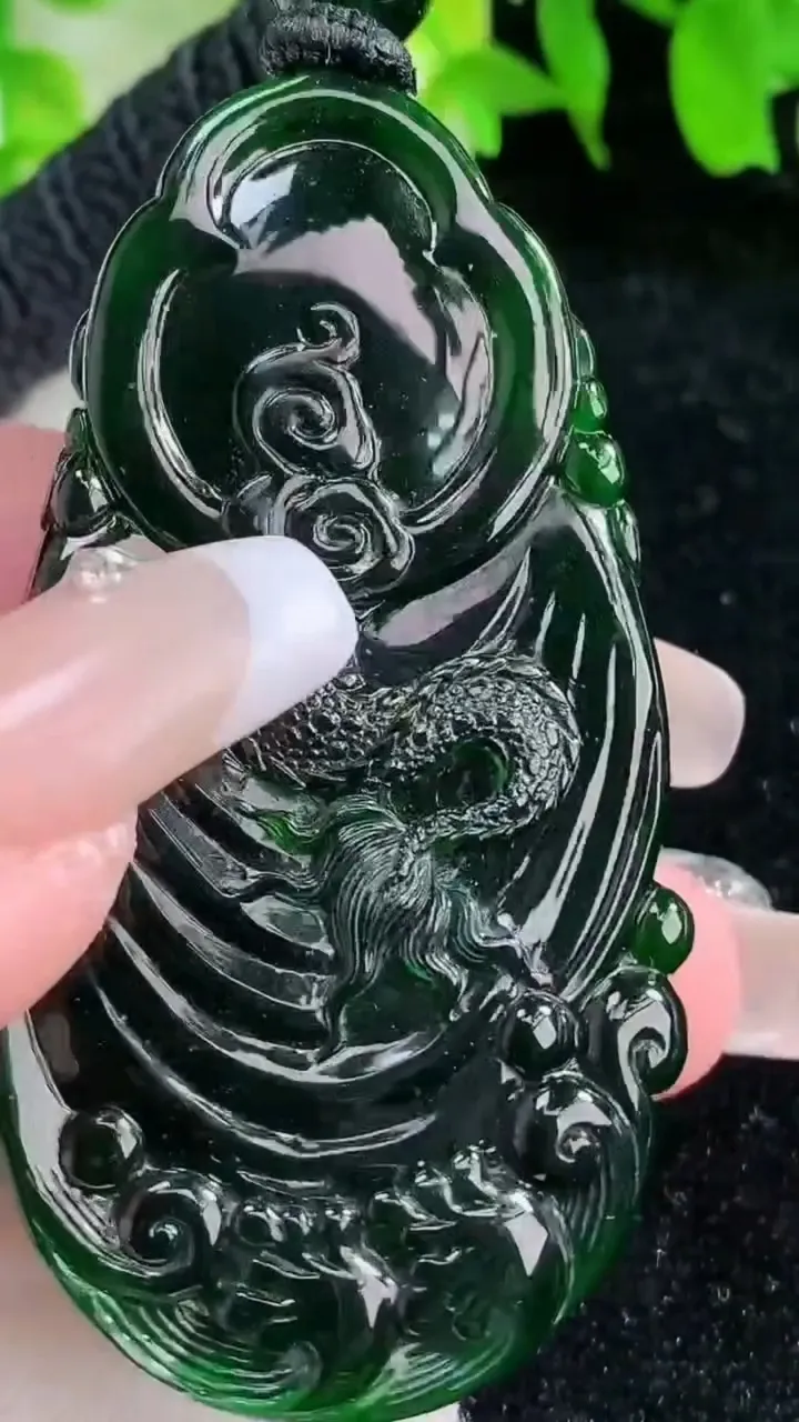 天然A货翡翠财神爷吊坠，尺寸59.8-32.6-10，重量:37.24g
1月25日