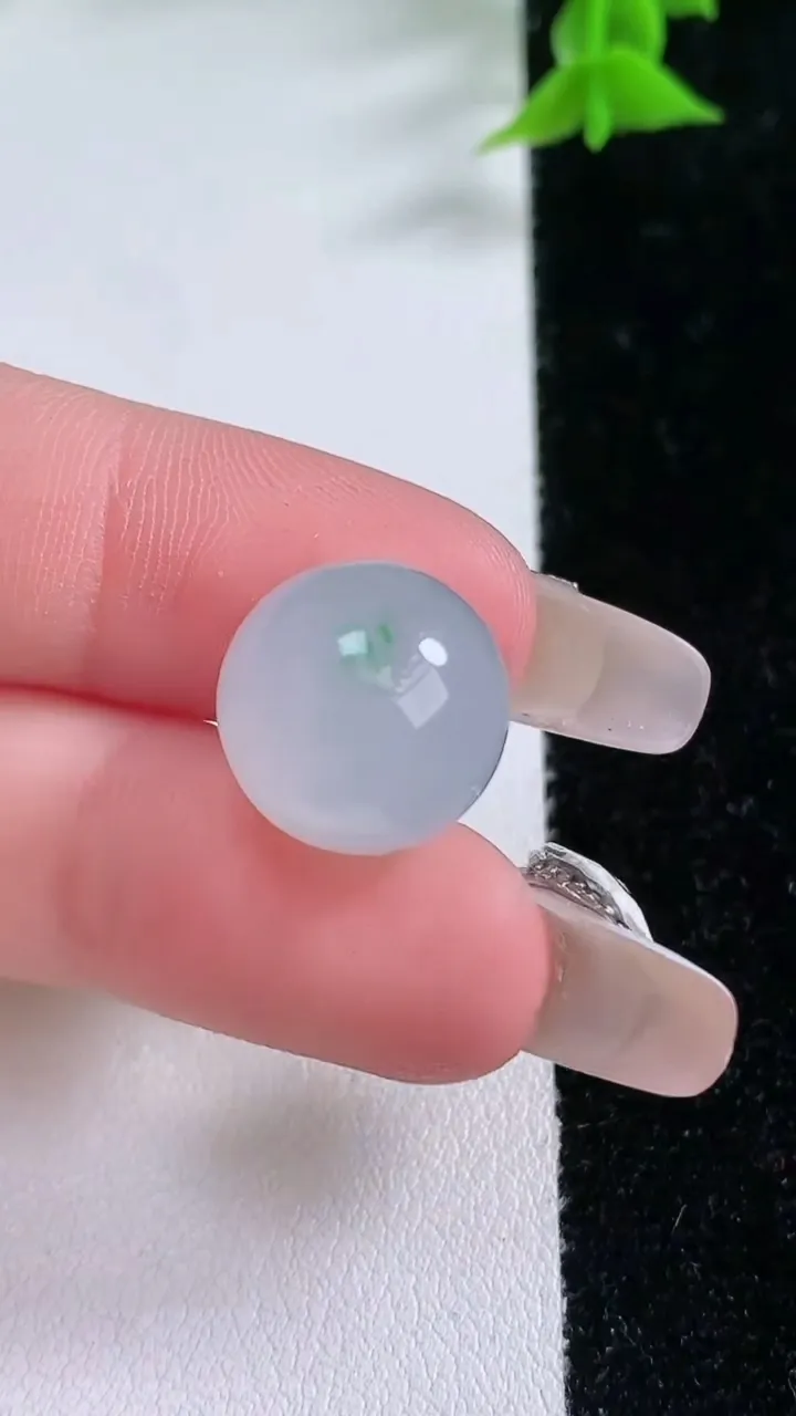 天然A货翡翠圆珠镶嵌件，尺寸13.8，重:4.68g
1月25日