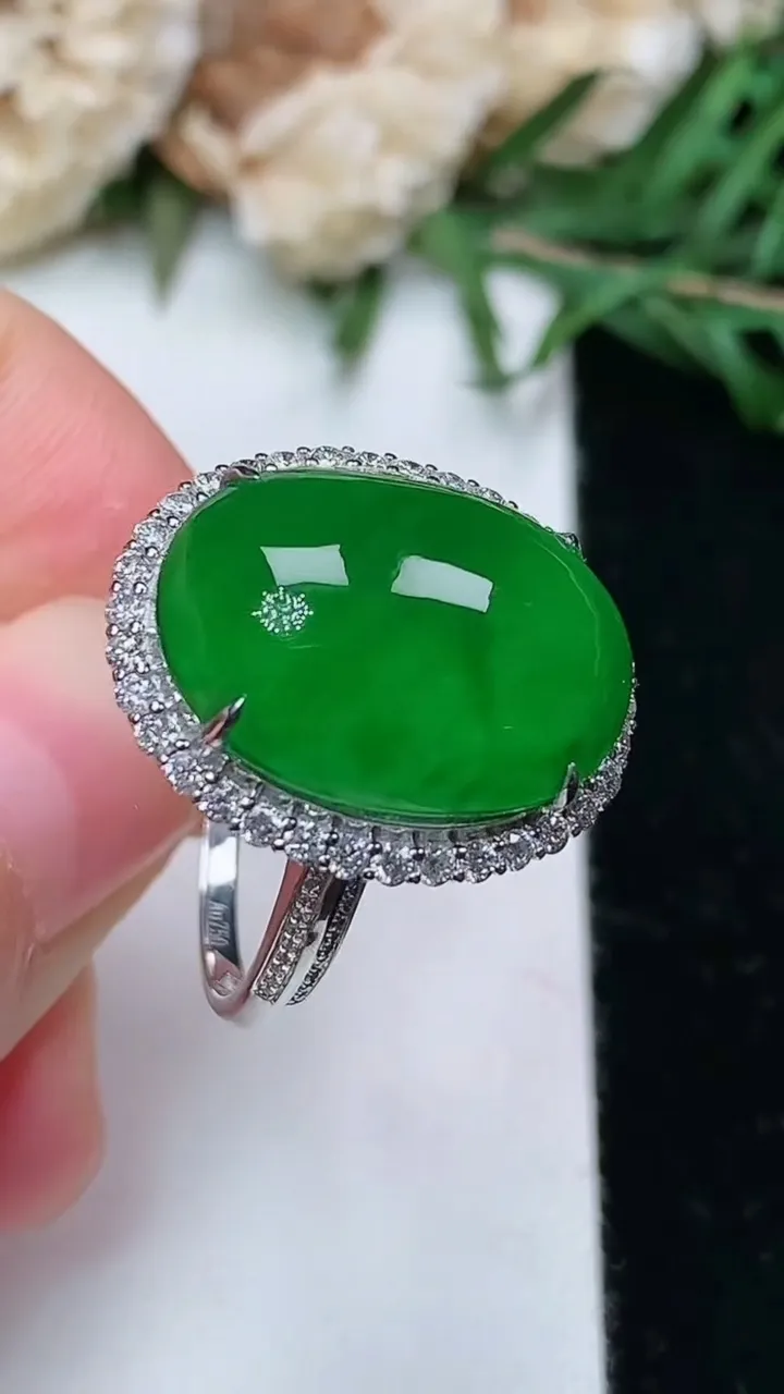 天然A货翡翠蛋面戒指，尺寸17-17.4-12.9，重量:5.19g2026年1月25日
工厂直销收藏佳品,种好水足，色泽均匀，有种有色，上手高大气！