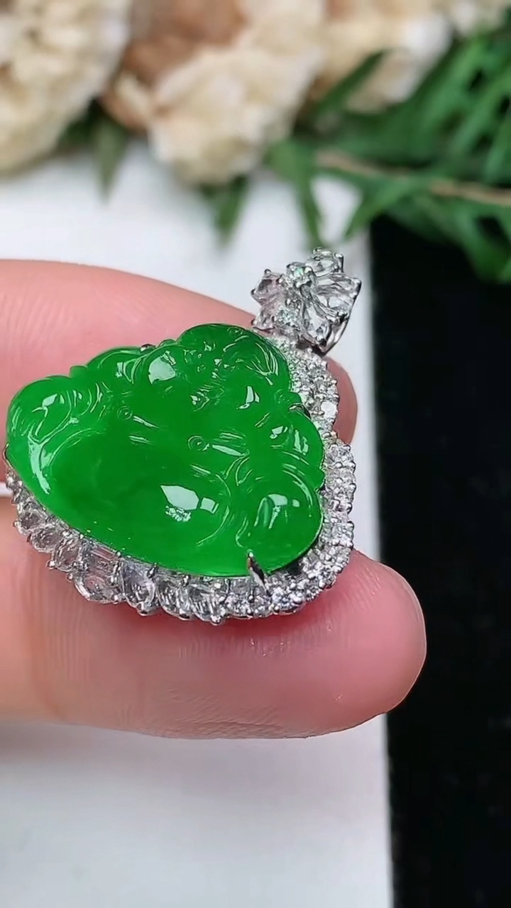 天然A货翡翠佛公吊坠，尺寸25.4-23.3-9.3
1月25日