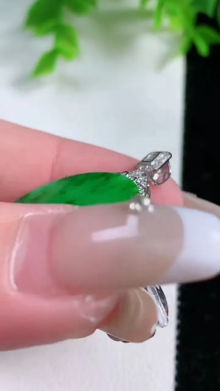 天然A货翡翠无事牌吊坠，尺寸34.4-24-5.4，重量:4.41g
1月25日