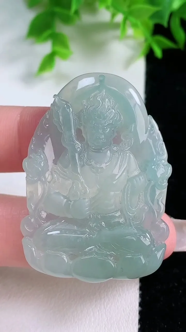 天然A货翡翠不动明王吊坠，尺寸45.3-32.2-5.6，重量:17.28g
1月25日