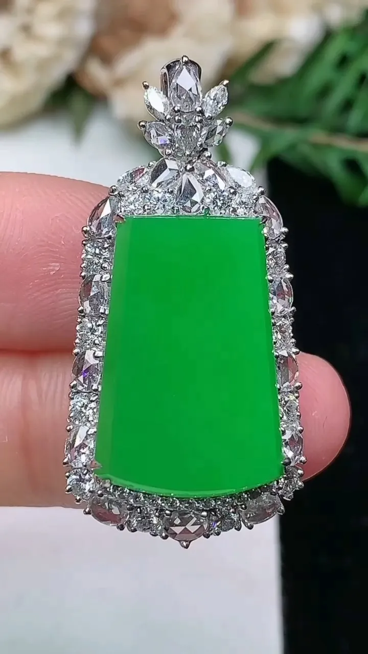 天然A货翡翠无事牌吊坠，尺寸35.4-17.6-9，裸石19.4-12.9
1月25日