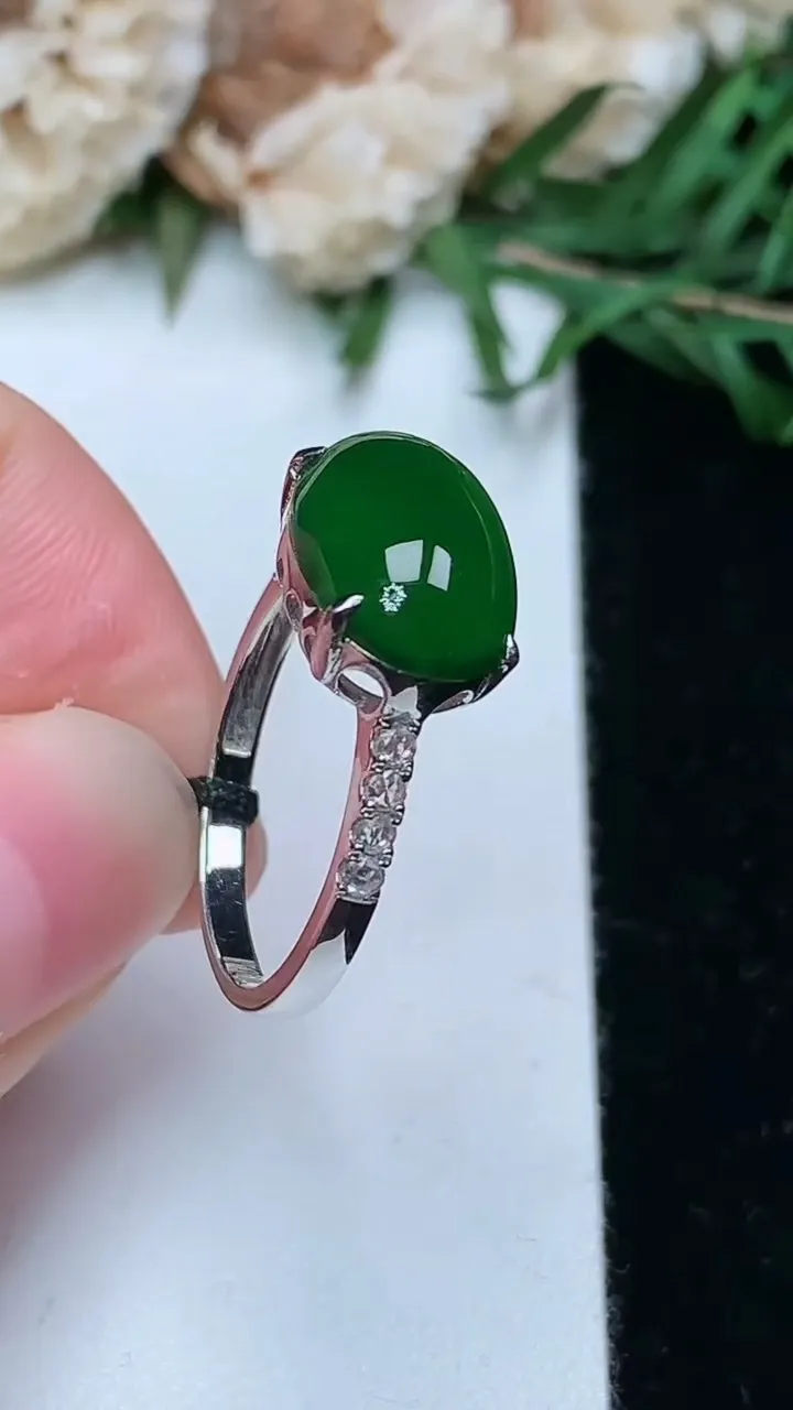 天然A货翡翠蛋面戒指，尺寸17-13.3-8.9，重量:2.80g2026年1月25日
工厂直销收藏佳品,种好水足，色泽均匀，有种有色，上手高大气！