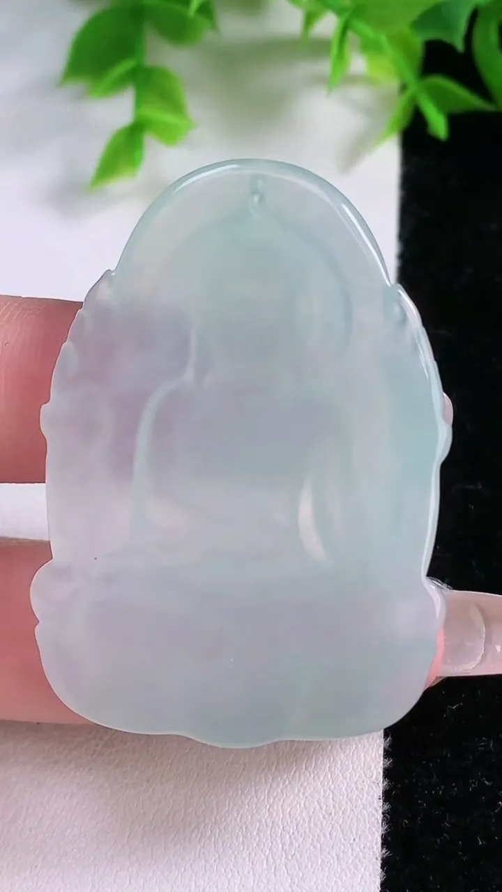 天然A货翡翠大日如来吊坠，尺寸47.2-33.2-5.2，重量:18.26g
1月25日