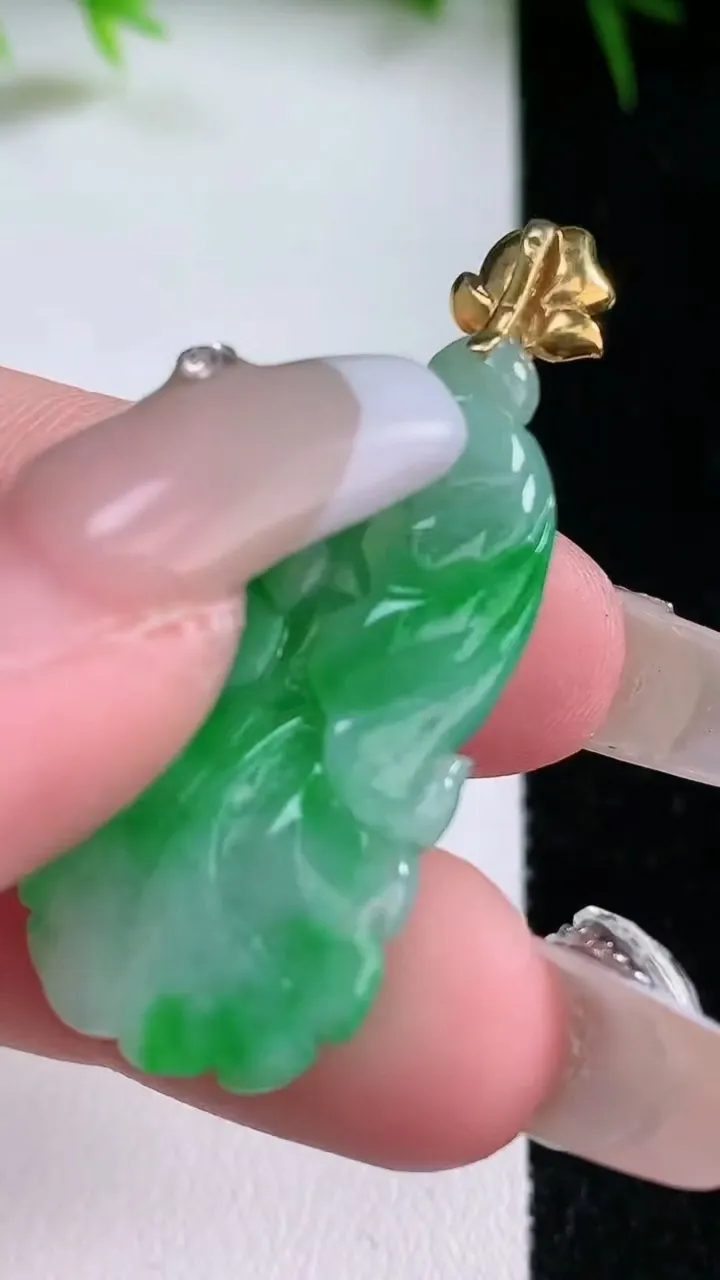 天然A货翡翠白菜吊坠，尺寸32.6-15.4-6，重量:6.31g
1月26日