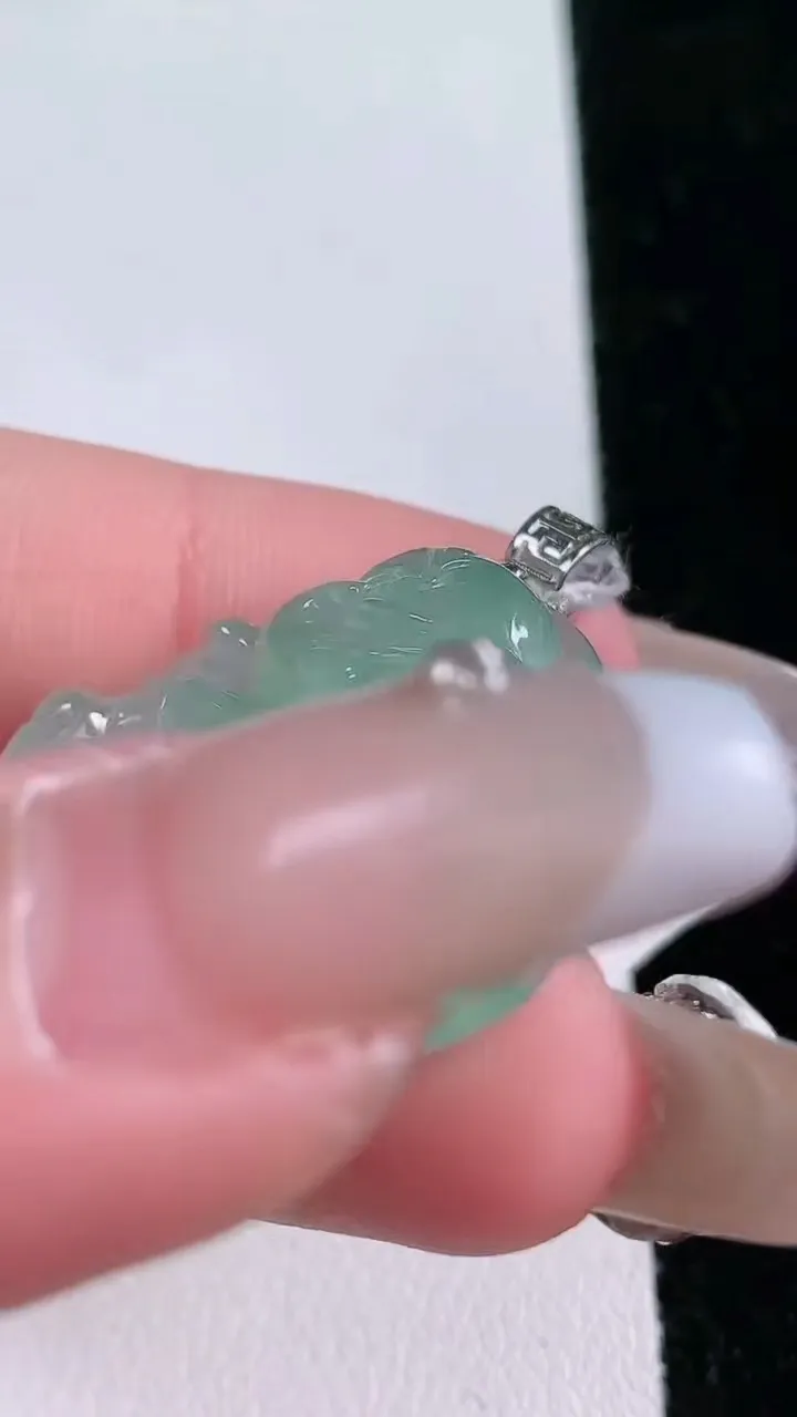 天然A货翡翠佛公吊坠，尺寸26.6-29.6-5.7，重量:7.12g
1月26日