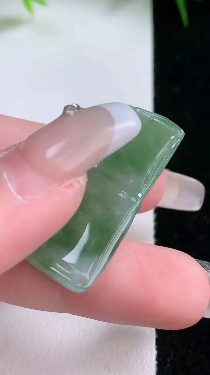 天然A货翡翠节节高升 竹节吊坠，尺寸35-18.3-4.4，重量:5.96g
1月26日