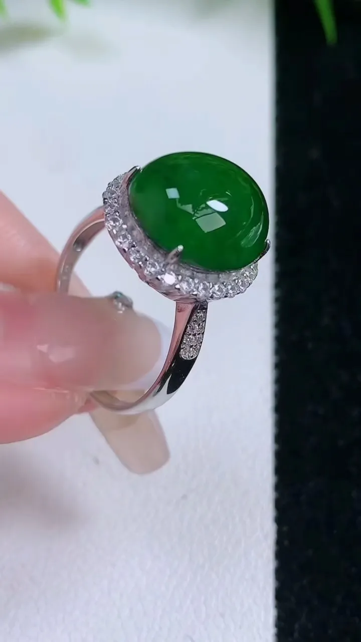 天然A货翡翠蛋面戒指，尺寸13.5-11.7-9.6，重量:4.97g2026年1月26日
工厂直销收藏佳品,种好水足，色泽均匀，有种有色，上手高大气！