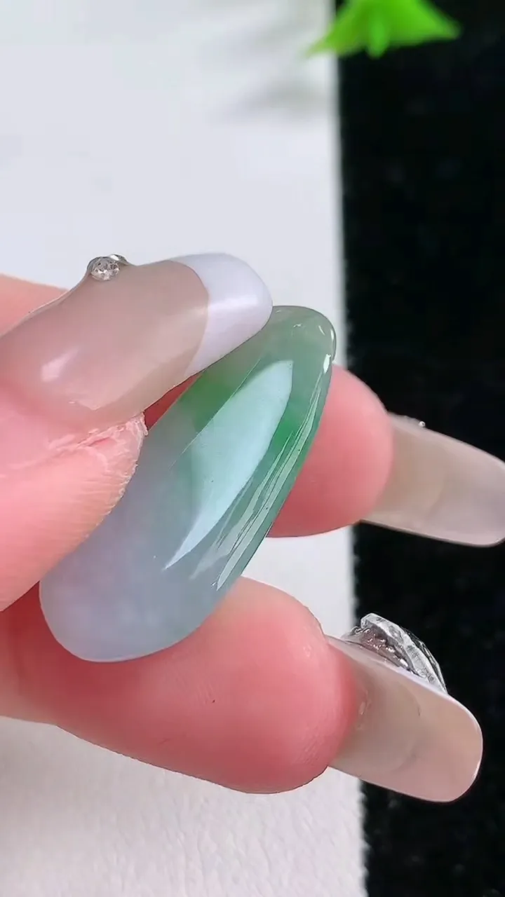 天然A货翡翠福瓜吊坠，尺寸 28-11.8-6.3，重: 3.87g
1月26日