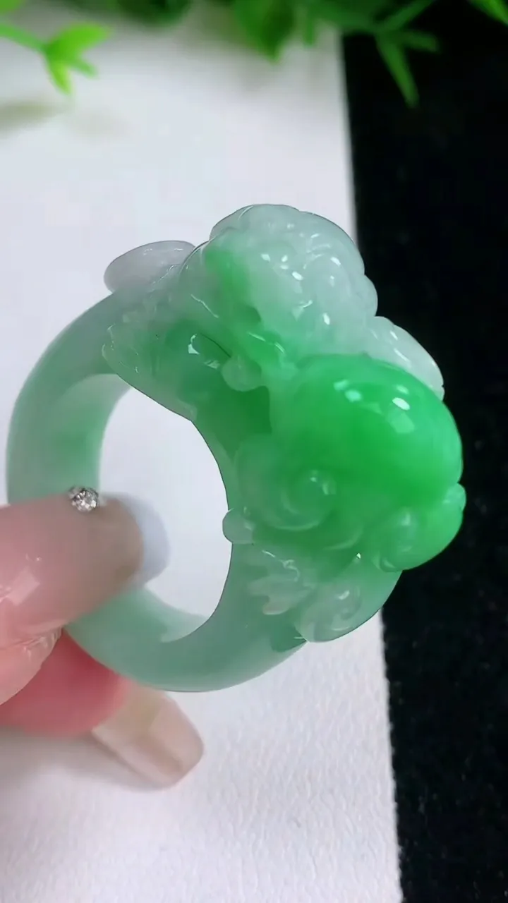 天然A货翡翠霸王貔貅指环扳指，尺寸21.4-30-13.4-17.3，重量:24.42g2026年1月26日
工厂直销收藏佳品,种好水足，色泽均匀，有种有色，上手高大气！