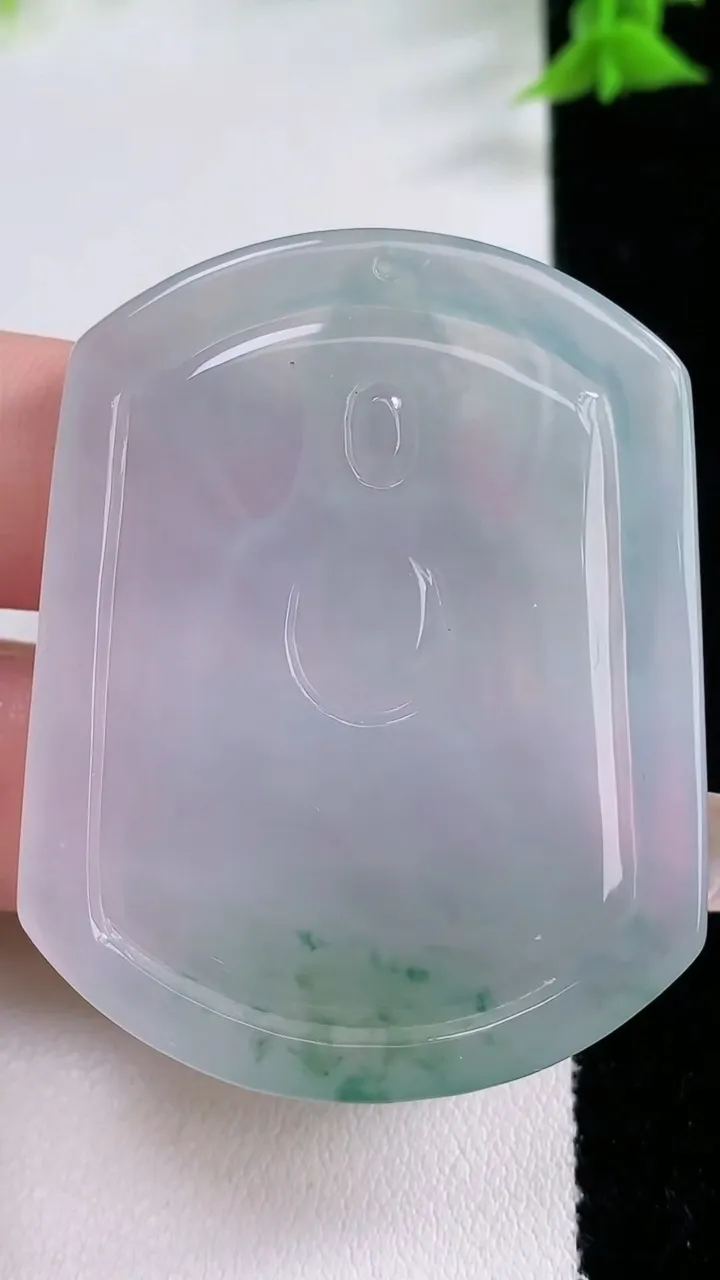 天然A货翡翠冰种飘花观音菩萨吊坠，尺寸48.6-38.6-5，重量:21.94g
1月26日