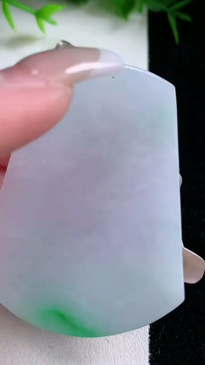 天然A货翡翠无事牌镶嵌件，尺寸55.8-41.7-6.2，重量:39.48g
1月26日