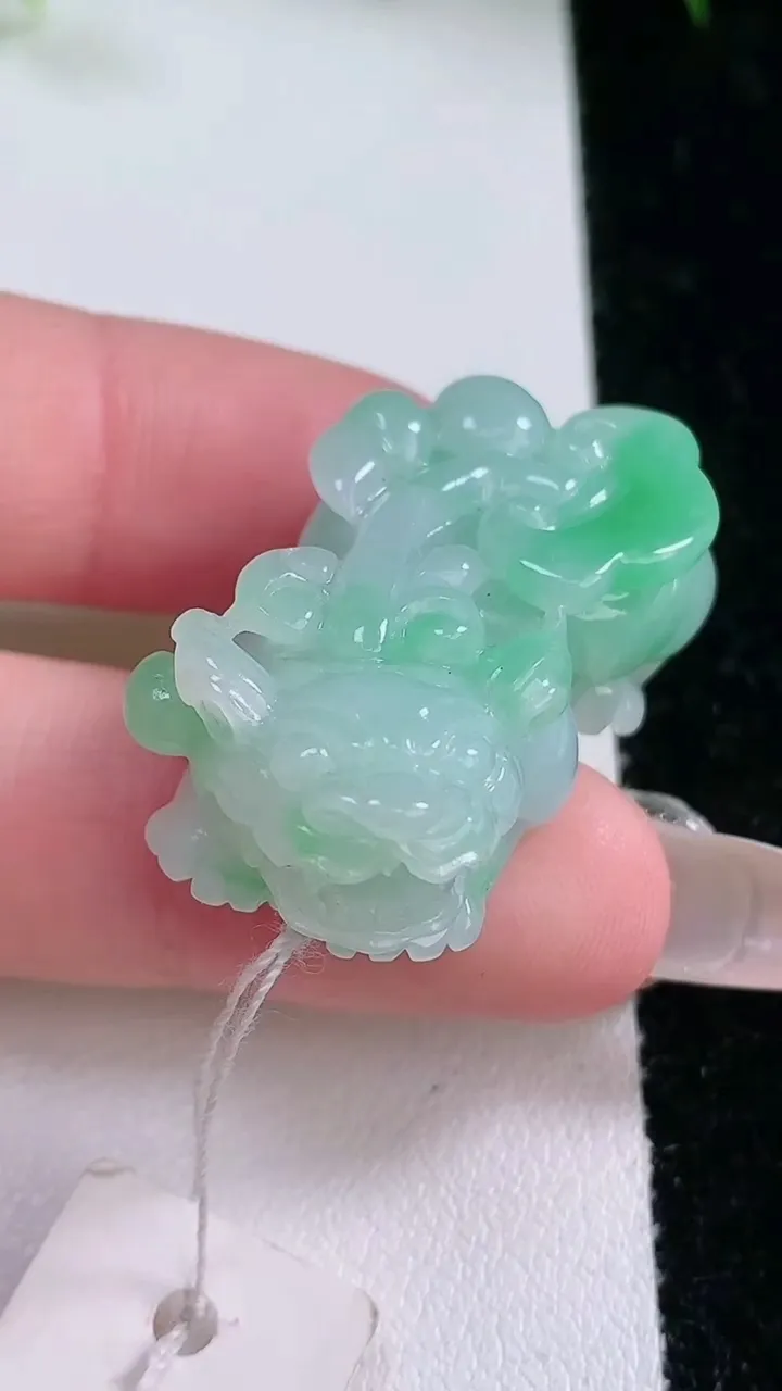 天然A货翡翠貔貅吊坠，尺寸35.6-18.4-12.2，重量:16.98g
1月26日