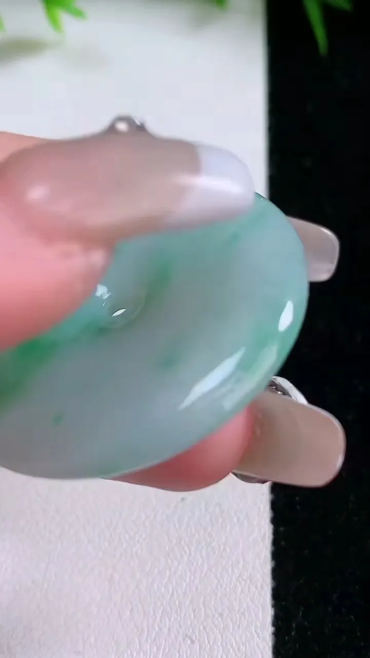 天然A货翡翠平安扣吊坠，尺寸35.5-5.7，重量:16.25g
1月26日