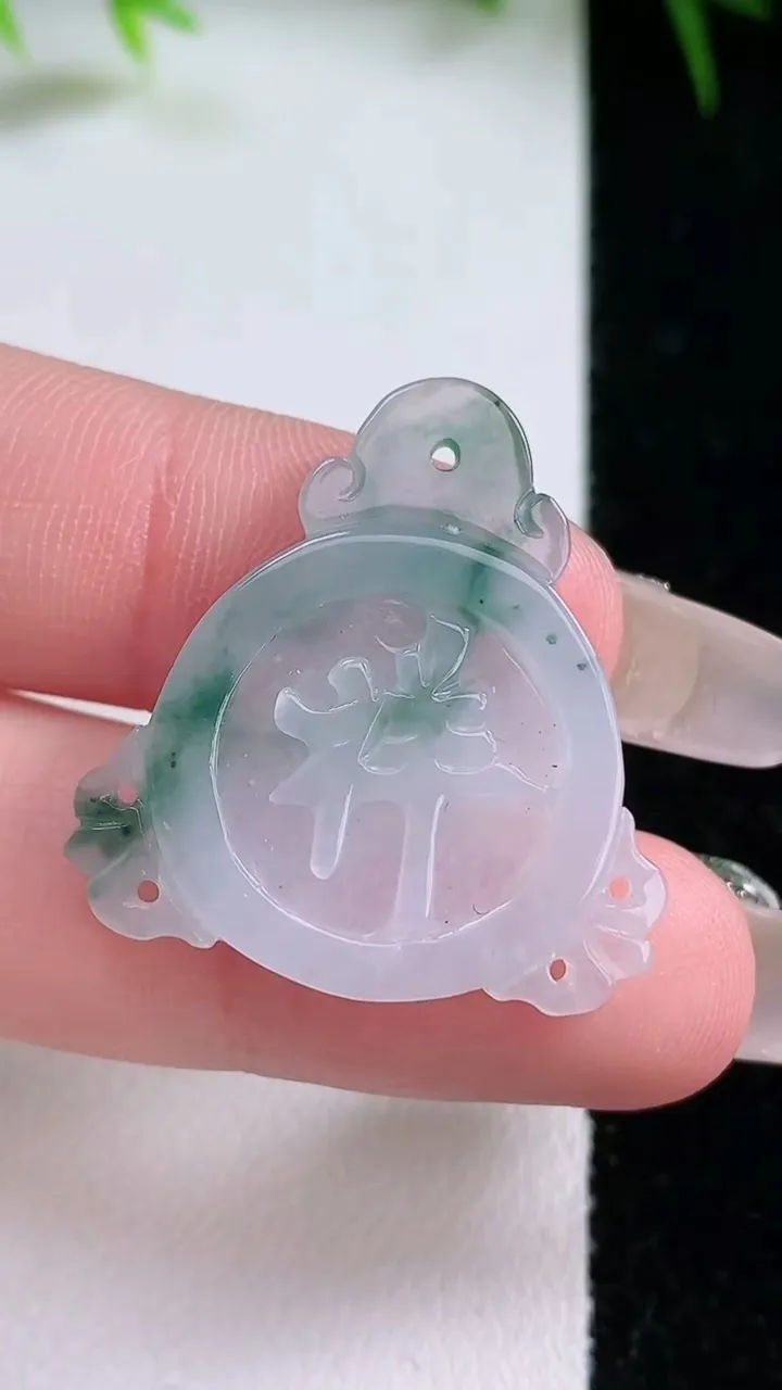 天然A货翡翠飘花吉祥如意吊坠，尺寸28-26.5-3.5，重量:3.90g
1月26日