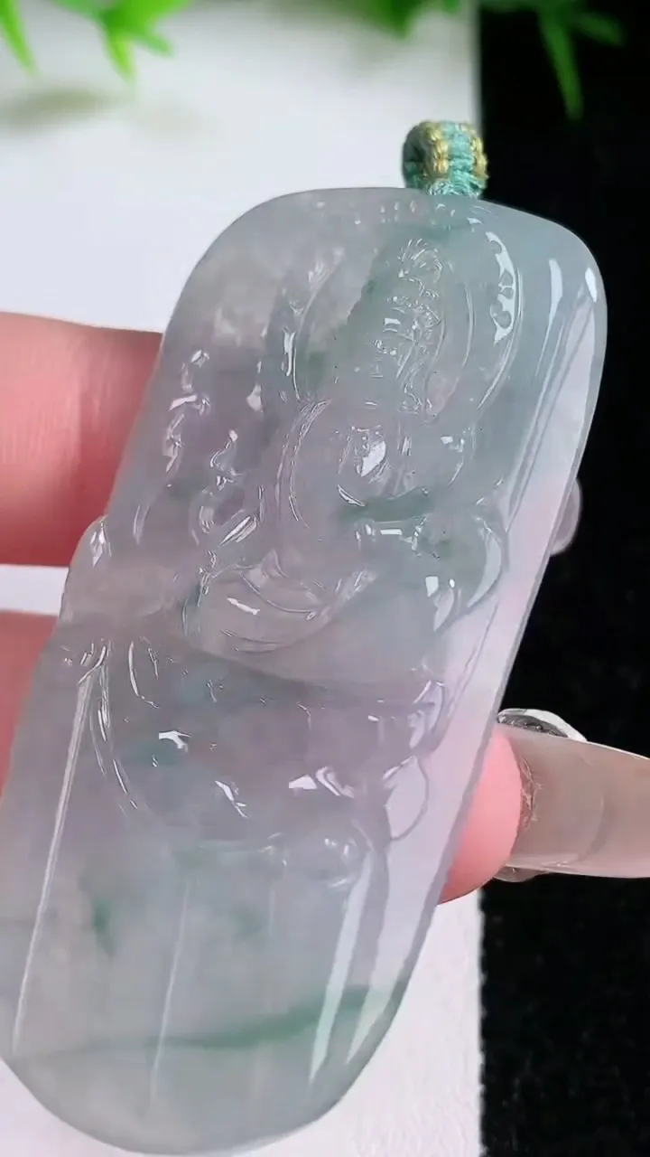 天然A货翡翠飘花观音菩萨吊坠，尺寸56.4-27-3.8，重量:14.07g
1月26日
