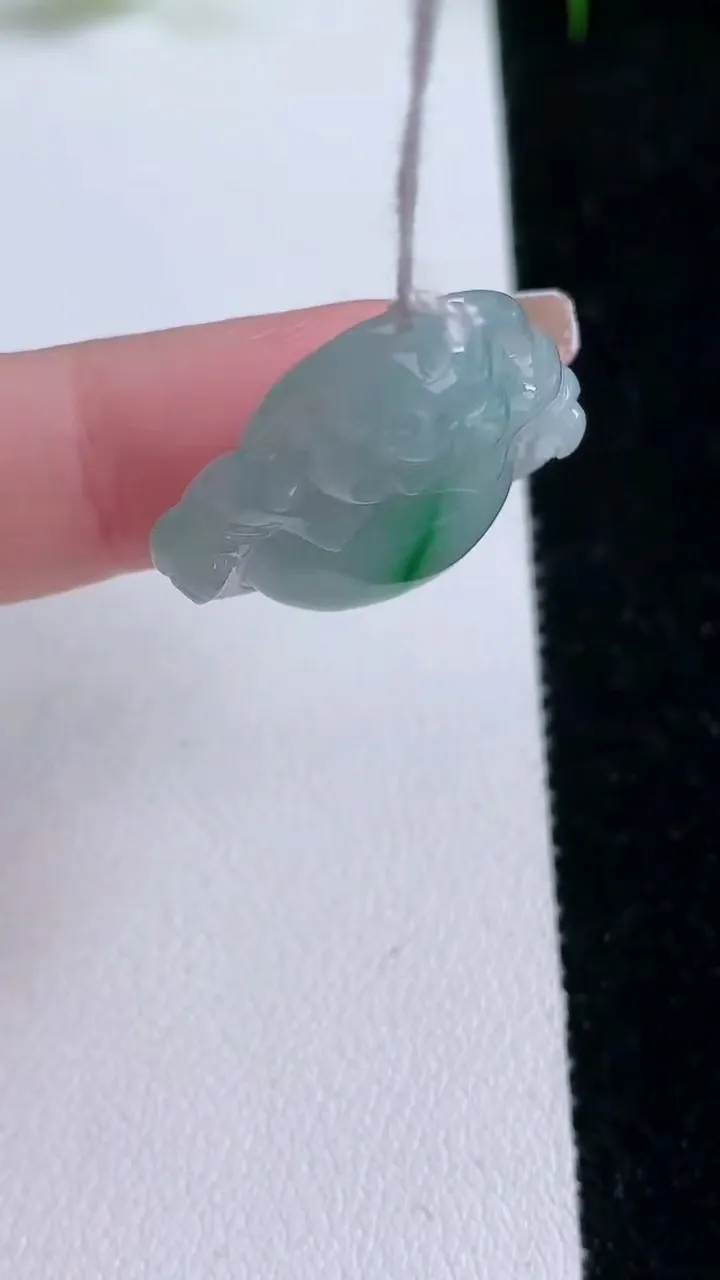 天然A货翡翠佛公吊坠，尺寸23.5-35.5-6，重量:5.48g
1月26日