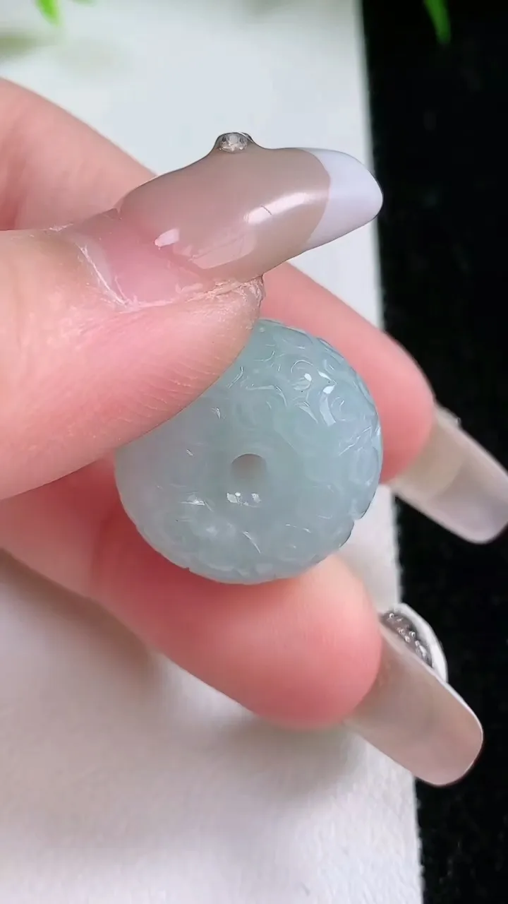 天然A货翡翠雕花路路通吊坠，尺寸19.6-12.6，重量:9.15g
1月26日