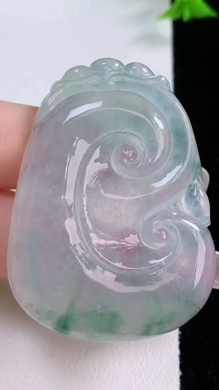 天然A货翡翠种飘花如意吊坠，尺寸49.6-36.3-4.6，重量:20.09g
1月26日