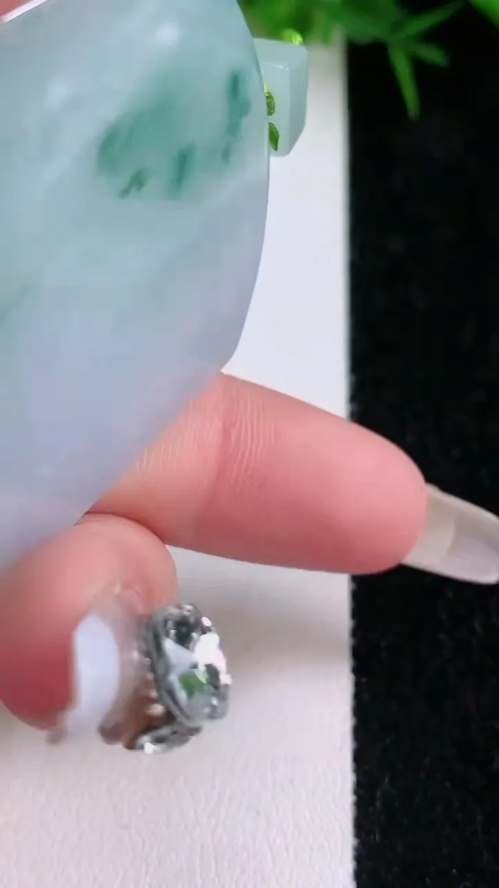 天然A货翡翠飘花无事牌吊坠，尺寸52.5-39.3-5.2，重量:34.17g
1月26日