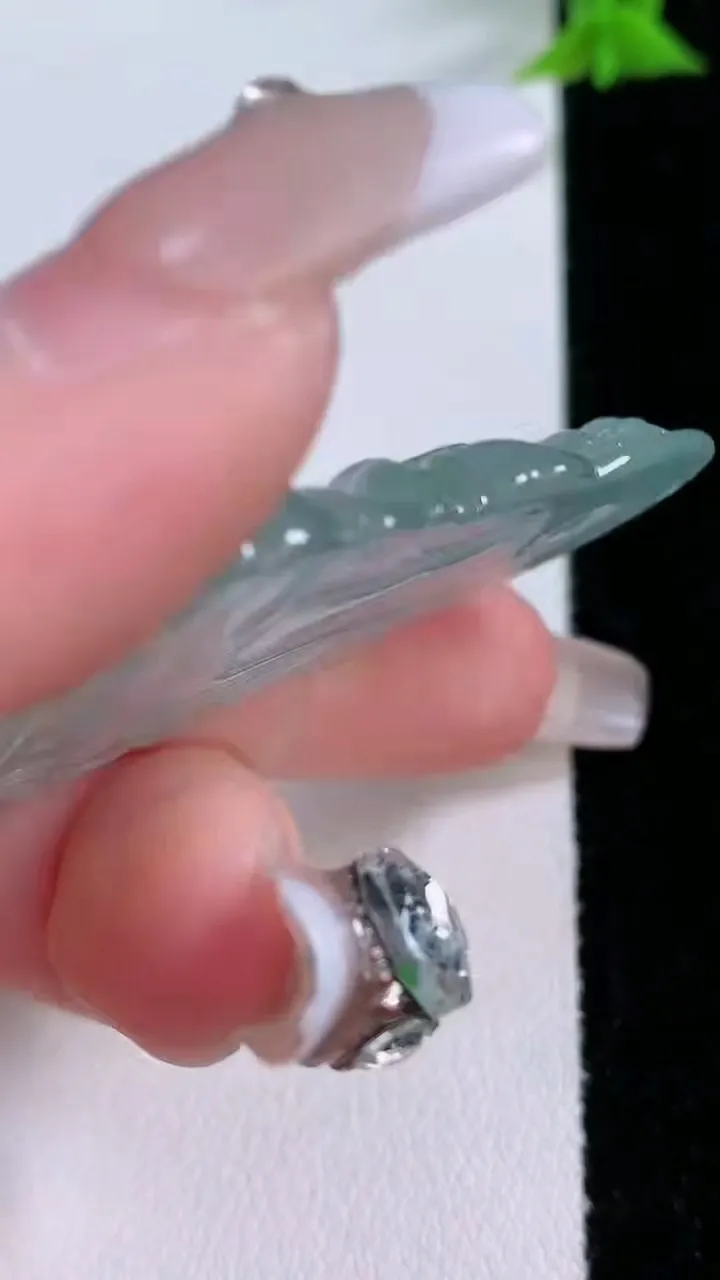 天然A货翡翠度母观音吊坠，尺寸45.7-28.9-5，重量:11.93g
1月26日