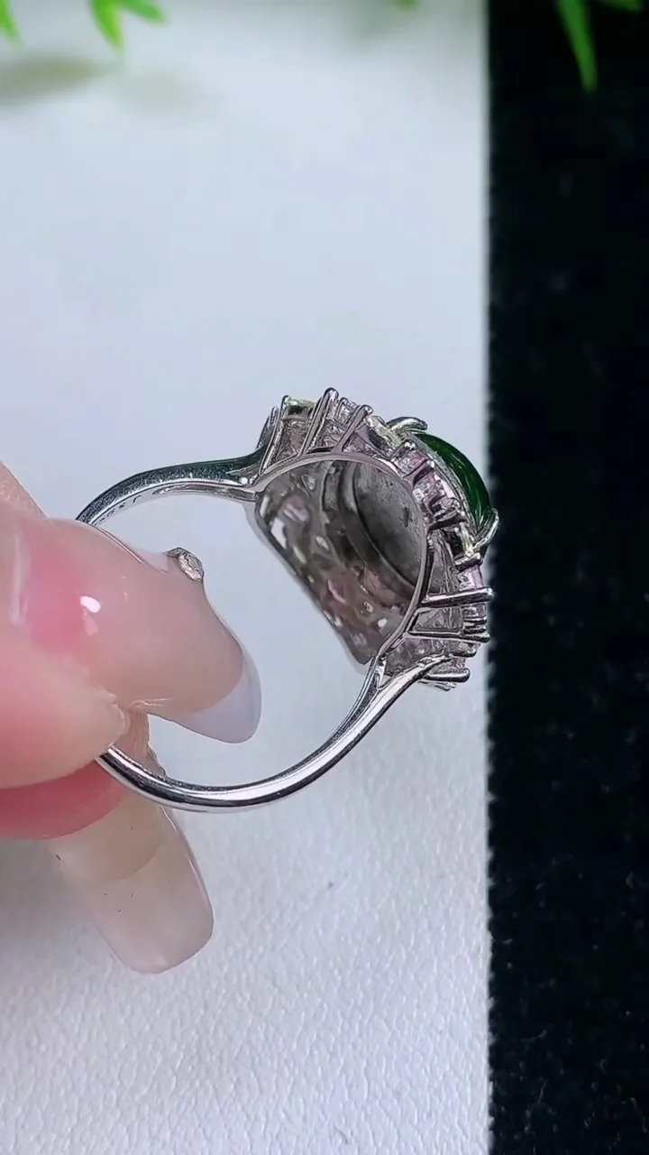 天然A货翡翠蛋面戒指，尺寸12.7-11-8.3，重量:4.62g2026年1月26日
工厂直销收藏佳品,种好水足，色泽均匀，有种有色，上手高大气！