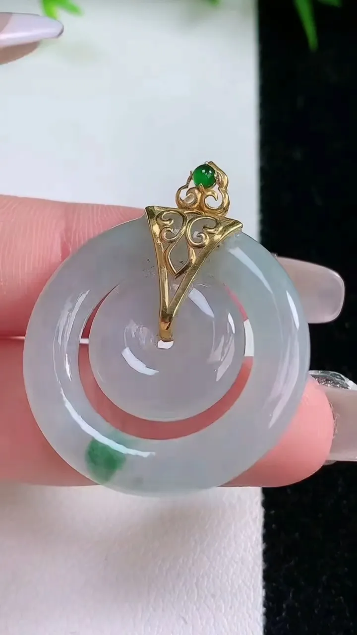 天然A货翡翠18K金飘花母子平安扣吊坠，尺寸29.2-4.4，重量:9.07g
1月26日