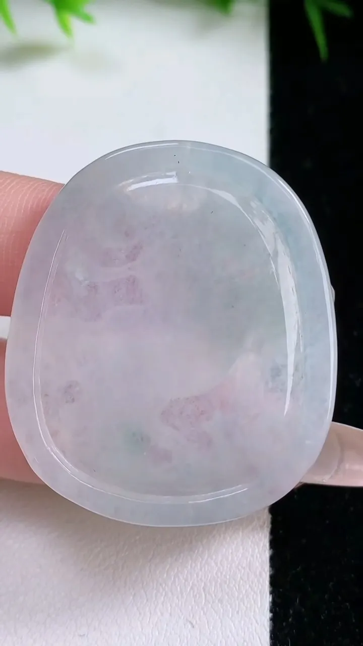 天然A货翡翠飘花生肖马吊坠，尺寸41-35-4.8，重量:13.12g
1月26日