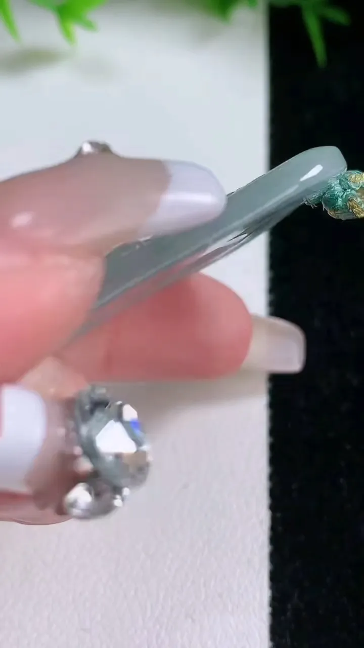 天然A货翡翠飘花观音菩萨吊坠，尺寸56.4-27-3.8，重量:14.07g
1月26日