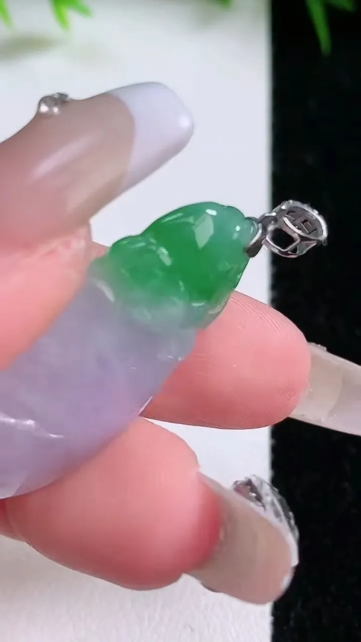 天然A货翡翠18K金春带彩紫罗兰福瓜吊坠，尺寸36.2-14.2-7，重量:6.93g
1月26日