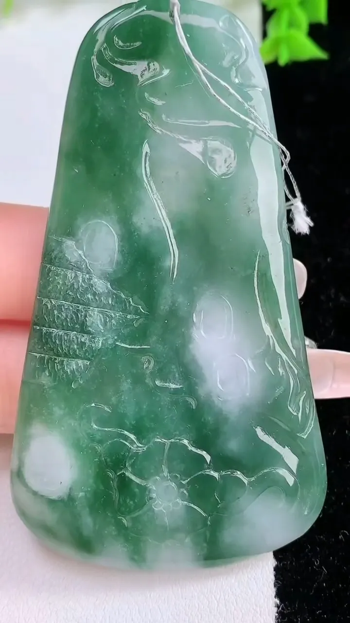 天然A货翡翠阿弥陀佛吊坠，尺寸74.7-42.6-5.7，重量:38.57g
1月26日