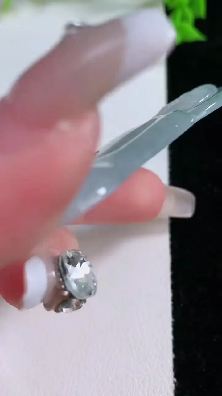 天然A货翡翠冰种飘花观音菩萨吊坠，尺寸68-42.2-4.6，重量:24.09g
1月26日