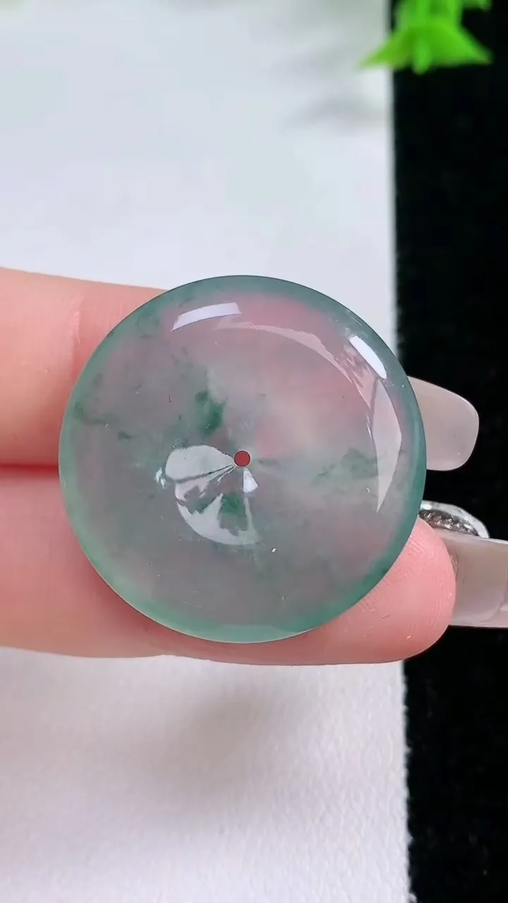 天然A货翡翠冰种飘花平安扣吊坠，尺寸27.6-5，重量:7.52g
1月26日