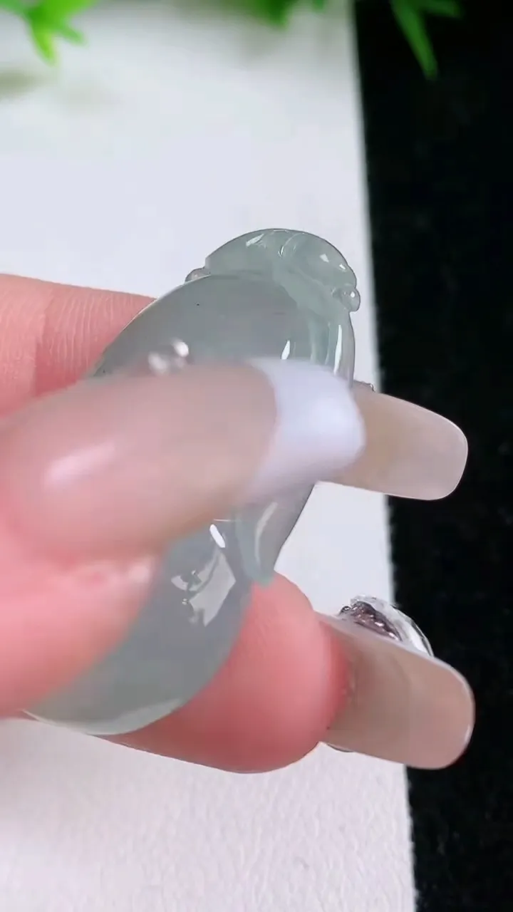 天然A货翡翠如意吊坠，尺寸37-20.8-6.7，重量:10.37g
1月26日