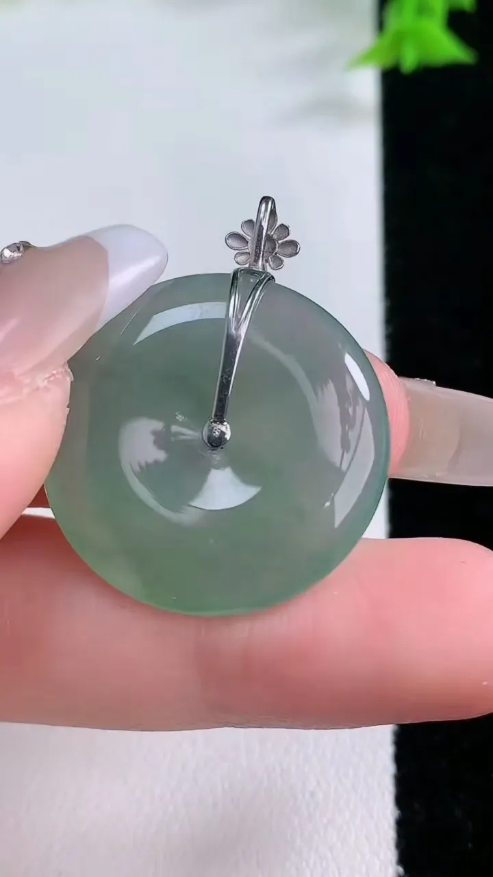 天然A货翡翠平安扣吊坠，尺寸25.6-4.6，重量:6.72g
1月26日