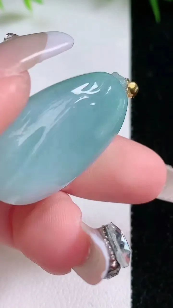 天然A货翡翠福瓜吊坠，尺寸32.5-18.6-10.6，重量:14.15g
1月26日