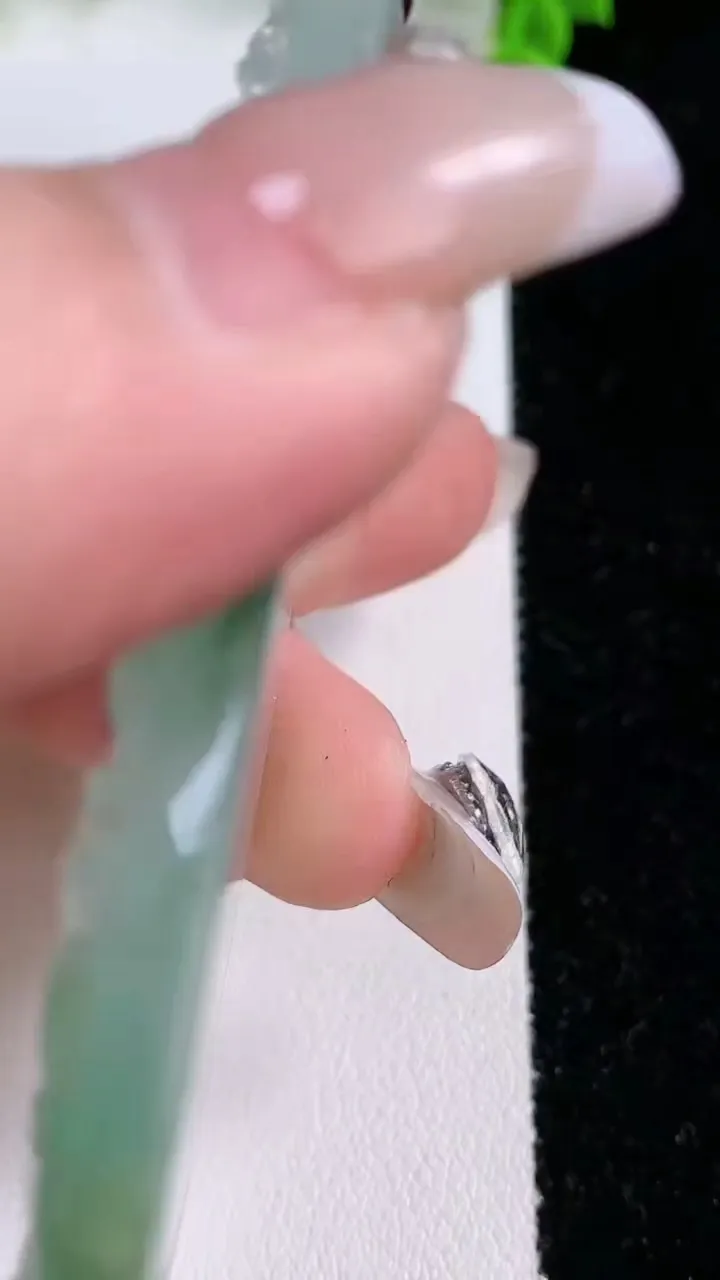 天然A货翡翠飘花祥龙观音菩萨吊坠，尺寸66.6-42.4-5.8，重:33.15g
1月26日