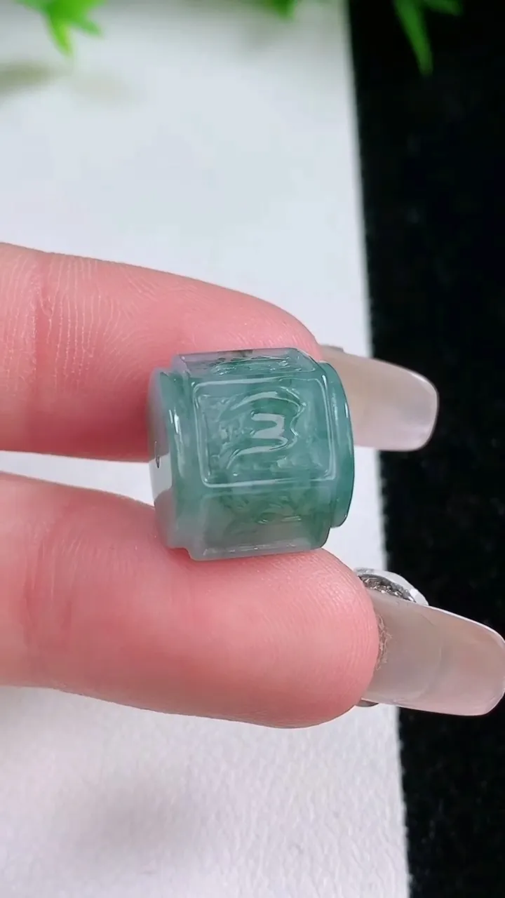 天然A货翡翠飘花六字真言 路路通吊坠，尺寸13-12.7，重量:6.12g
1月26日