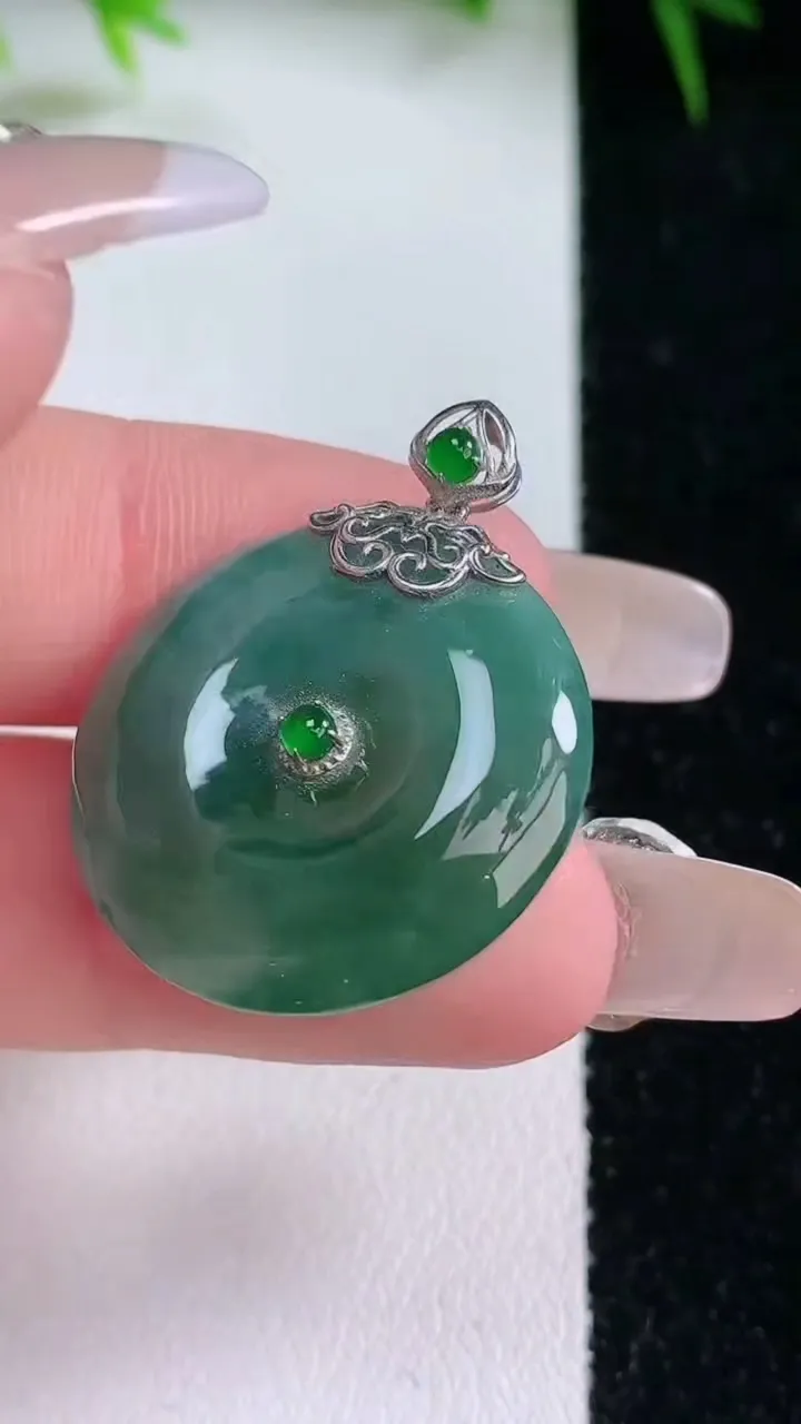 天然A货翡翠平安扣吊坠，尺寸23.3-5.5，重量:7.50g
1月26日