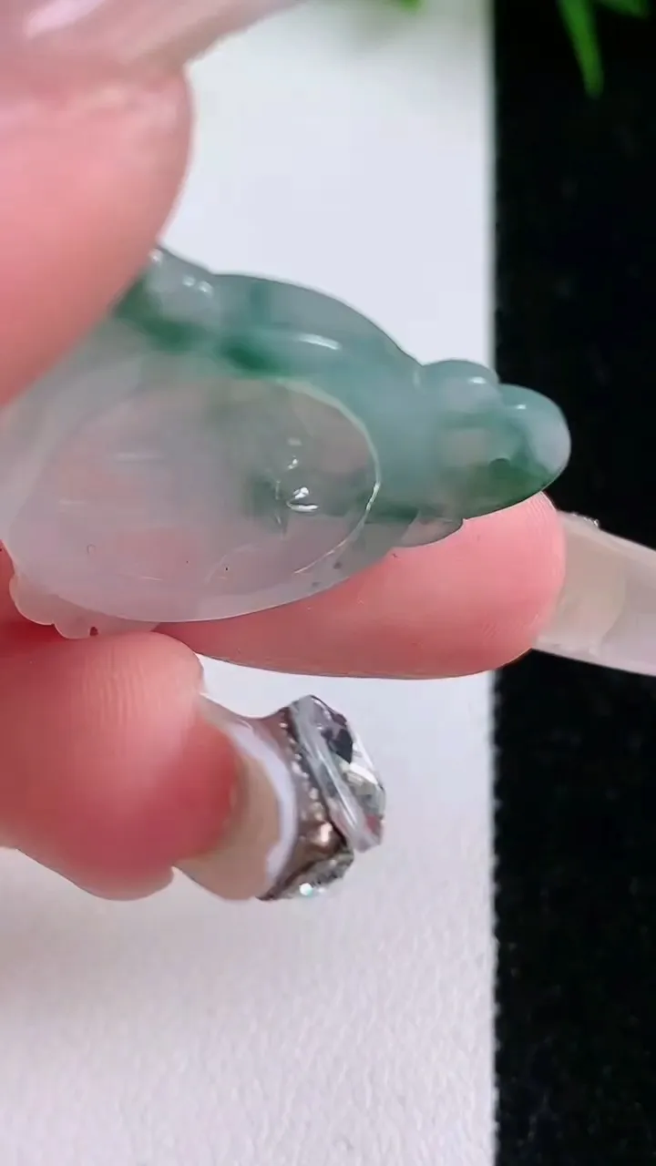 天然A货翡翠飘花吉祥如意吊坠，尺寸28-26.5-3.5，重量:3.90g
1月26日